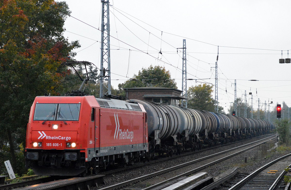 RHC 185 606-1 mit Kesselwagenzug (leer) Richtung Stendell am 10.10.17 Berlin-Karow.