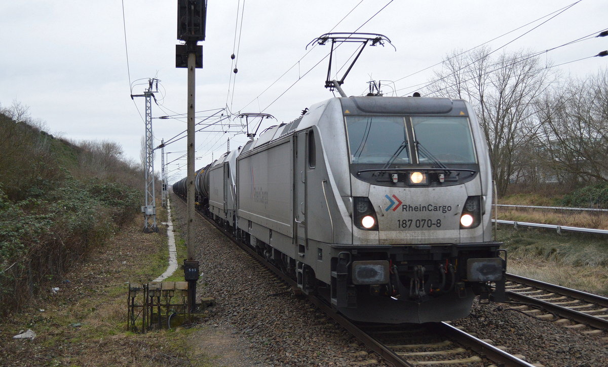 RHC Doppeltraktion 187 070-8 + 187 074-0 mit Kesselwagenzug am 25.01.18 Berlin-Hohenschönhausen.