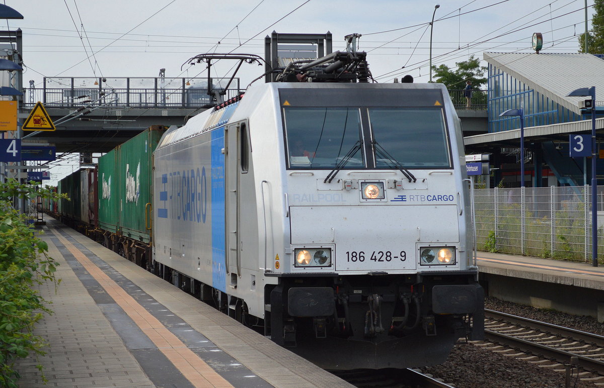 RTBC mit der Railpool-Lok 186 428-9 und Containerzug am 10.08.17 Durchfahrt Bf. Berlin-Hohenschönhausen.