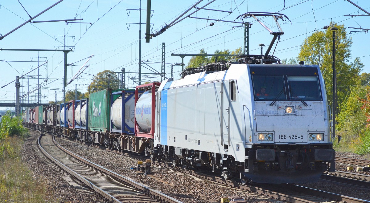 RTBC mit Railpool Lok 186 425-5 und Containerzug am 02.10.15 Durchfahrt Bhf. Flughafen Berlin-Schönefeld.