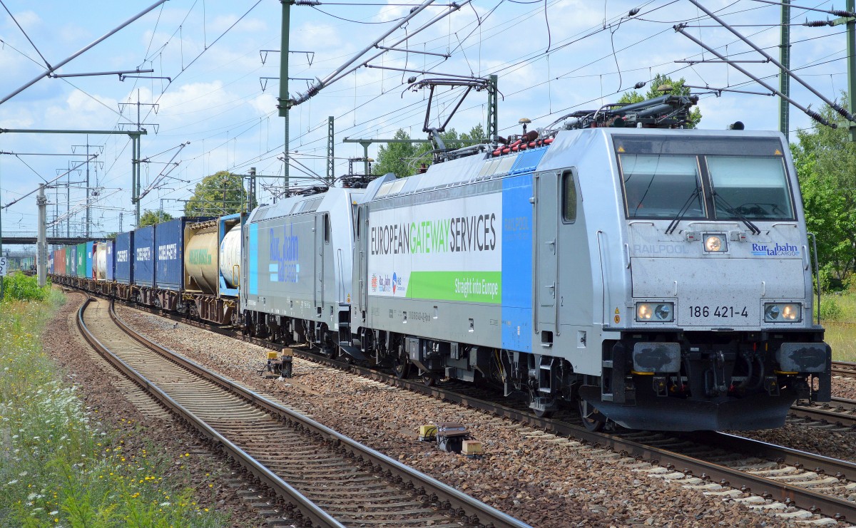 RTBC mit der Railpool Mietlok 186 421-4 und am Haken 185 621-0 (119 002-3) und Containerzug am 23.07.15 Bhf. Flughafen Berlin-Schönefeld.
