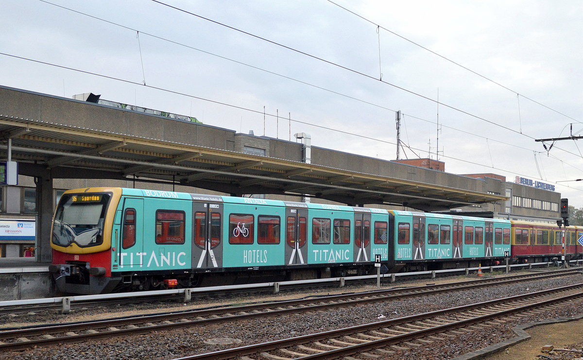 S-Bahn Viertelzug 481 428-1 mit der WErbefolie TITANIC HOTELS als Linie S5 nach Spandau am 20.09.17 Bf.Berlin-Lichtenberg.