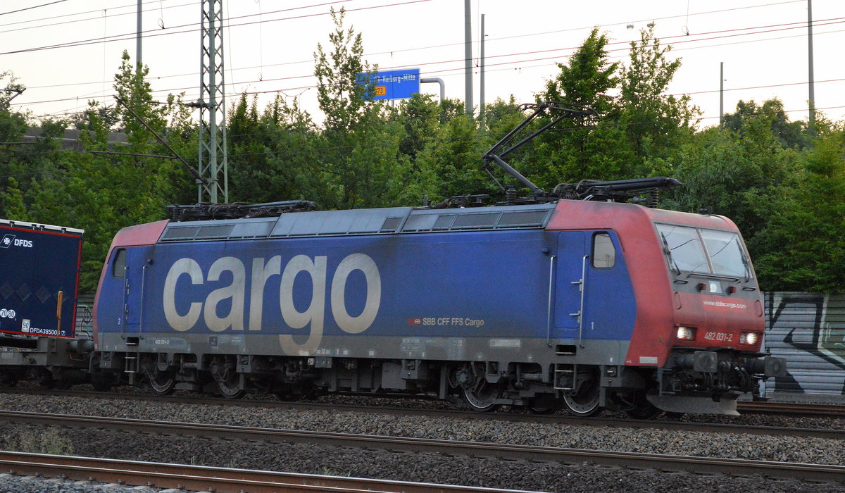 SBB Cargo International AG mit Re 482 031-2 und KLV-Zug am 20.06.17 Vorbeifahrt Hamburg-Harburg.