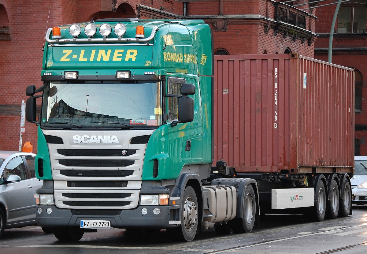 SCANIA Sattelzug der Sped. KONRAD ZIPPEL (Z-LINER) mit Container, 07.01.14 Berlin-Pankow.