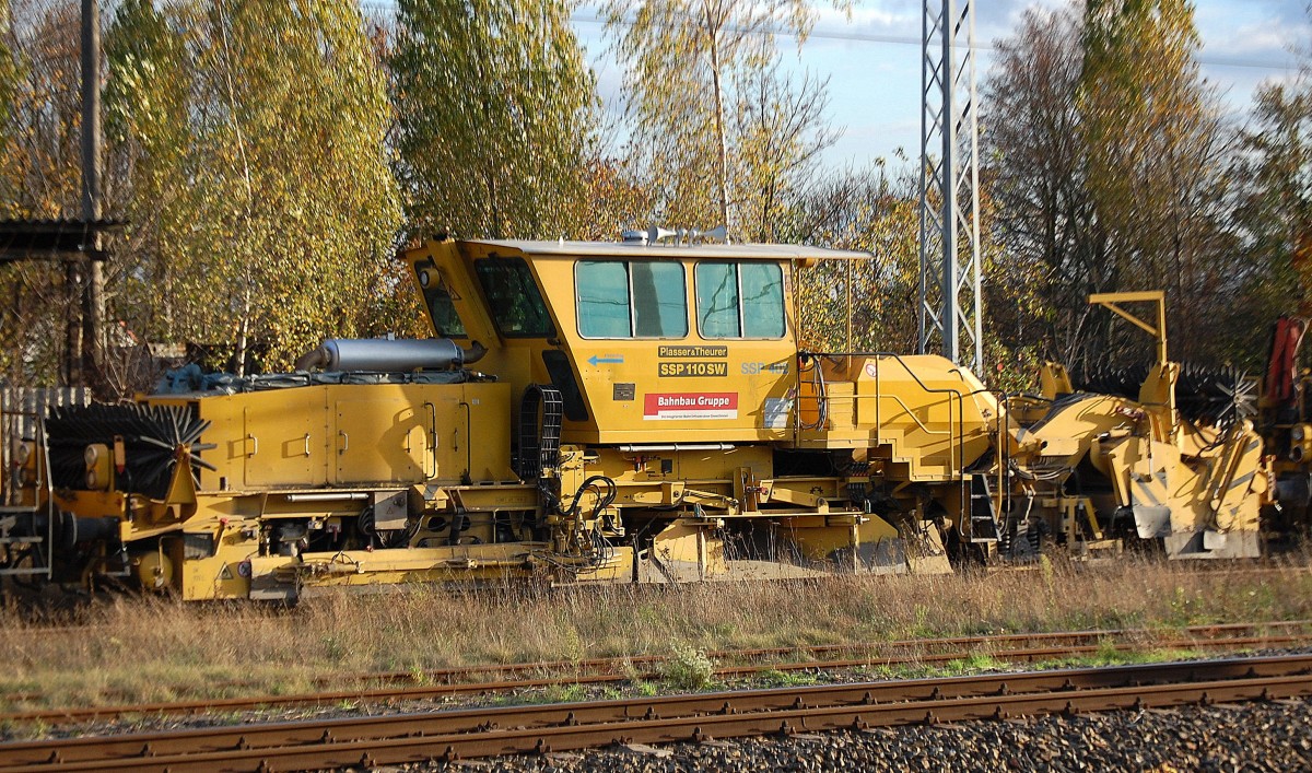 Schnellschotterplaniermaschine P&T SSP 110 SW (SSP 402) der DB Bahnbau Gruppe am 30.10.13 Berlin-Blankenburg.