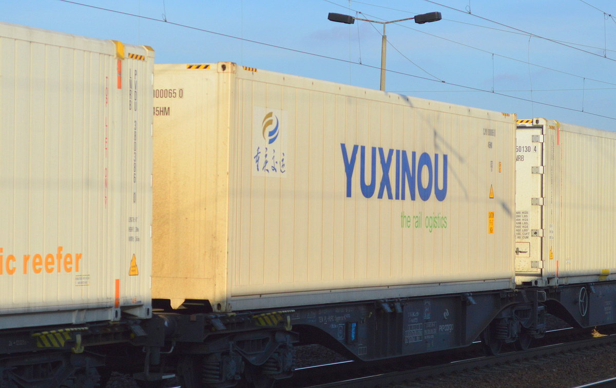 Sehe ich nun auch schon zum zweiten Mal einen chinesischen Container von YUXINOU am 07.12.17 Bf. Flughafen Berlin-Schönefeld. Der Überland-Container Bahntransport nimmt anscheinend im Umfang immer mehr zu wie man anhand des aktuellen Containerverkehrs gut beobachten kann bei Zügen aus Richtung Polen.