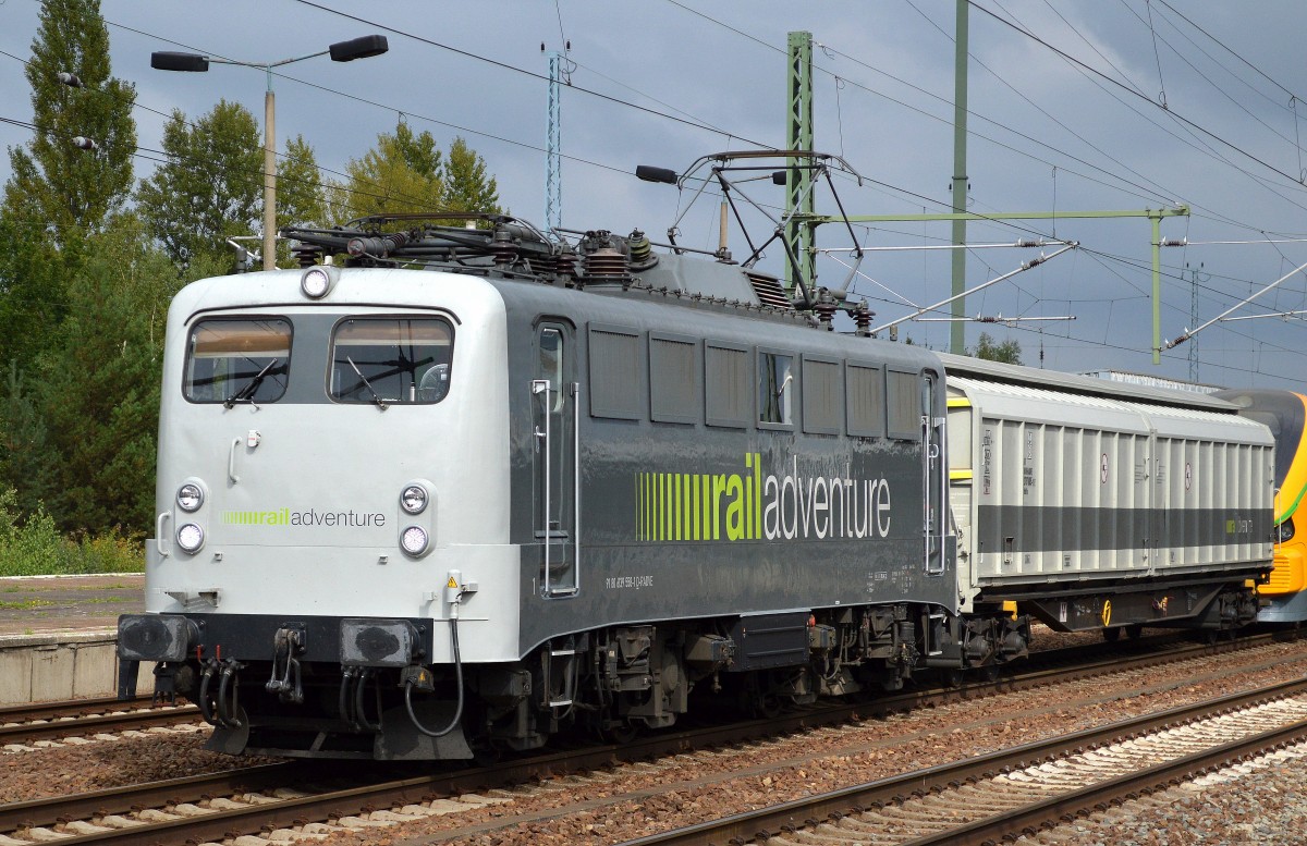 Seit 2012 ist die schöne graue 139ér schon in Diensten von RailAdventure, einem Münchener Unternehmen spezialisiert auf Event- und Überführungsfahrten + spezielle Messfahrten für die Bahn in Europa. Die 139 558-1 (91 80 6139 558-1 D-RADVE, Krauss-Maffei Ag Bj.1964) mit firmeneigenen Schutzwagen und zwei PESA LINK II für die Oberpfalzbahn am 11.09.14 Bhf. Flughafen Berlin-Schönefeld.