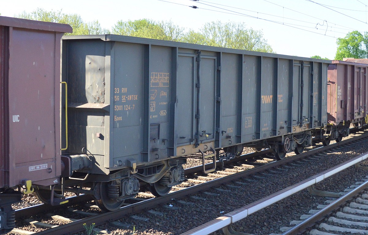 Slowakischer offener Drehgestell-Güterwagen vom Einsteller ADVANCED WORLD TRANSPORT A.S. mit der Nr. 33 RIV 56 SK-AWTSK 5301 124-7 Eaos am 13.05.15 Berlin-Karow.