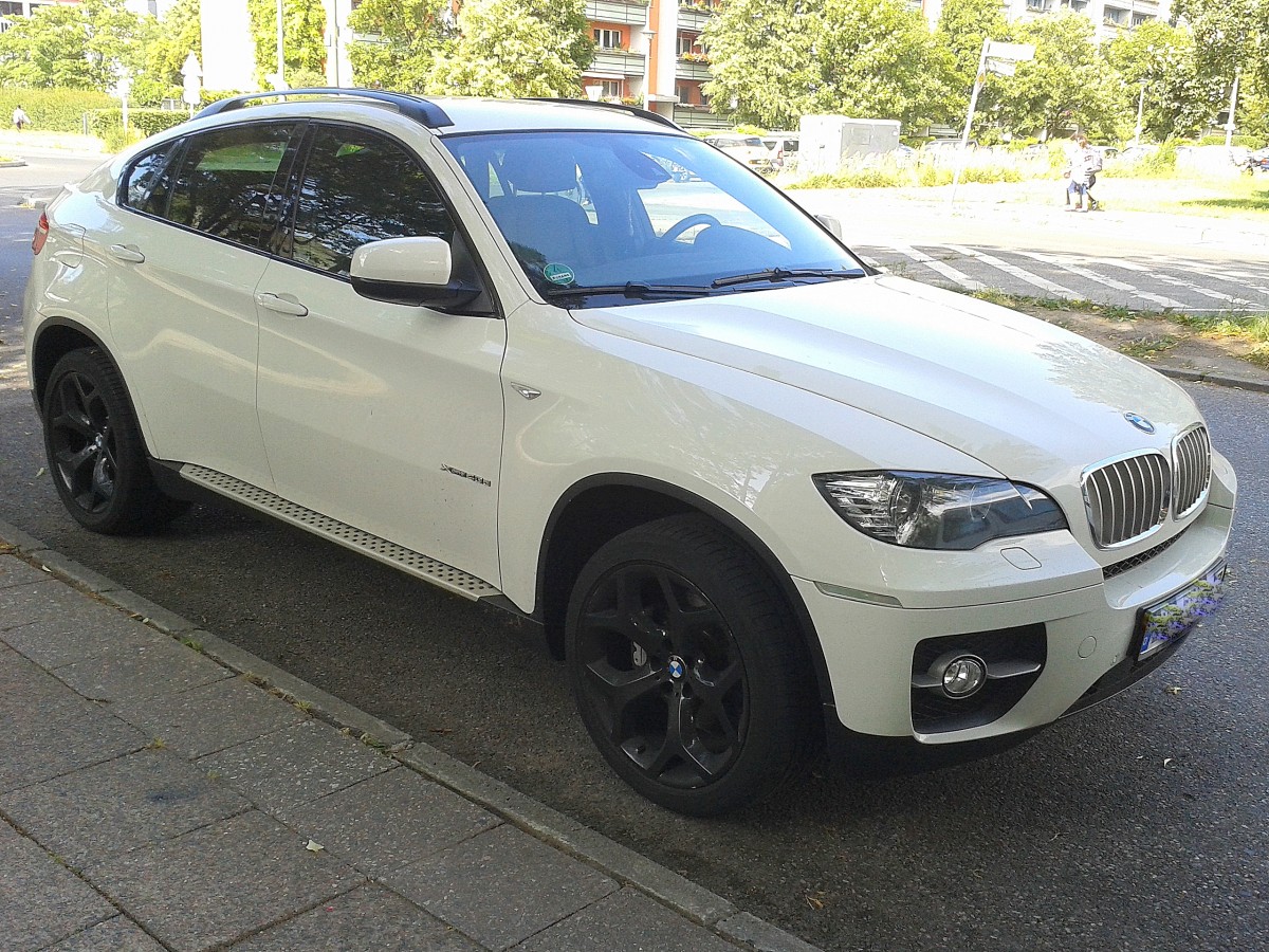 SUV BMW X6 (E71 Produktionszeitraum 2008-2014) am 08.07.15 Berlin-Pankow.