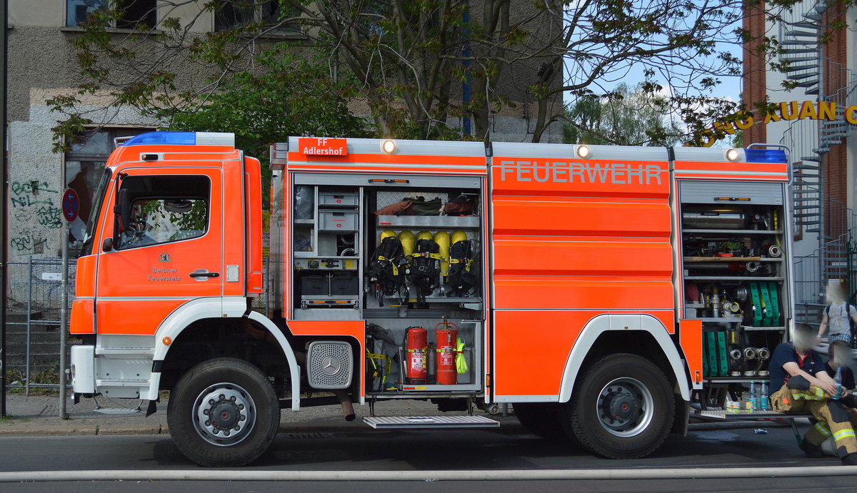 TLF Typ? der FF Berlin-Adlershof mit offenen Einblick ins Fahrzeug mit seinen Gerätschaften am 11.05.16 Großbrand Berlin-Lichtenberg Hertzbergstr. 