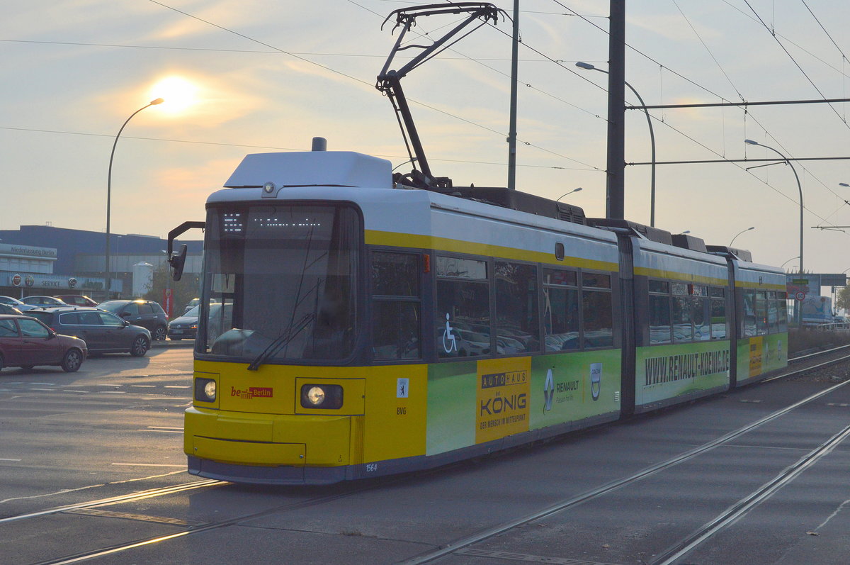 Tram der Berliner Verkehrsbetriebe (BVG Nr. 1564) vom Typ GT6U 96 einst gebaut von Adtranz Bj.1997 Modernisierung von Cegelec 2015 als Linie M6 am 10.11.16 Berlin Marzahn.