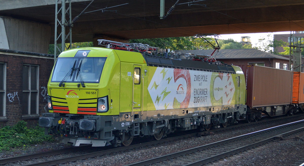 TXL mit der Alpha Train Vectron 193 551-9  ZWEI POLE MIT ENORMER ZUGKRAFT  mit Containerzug Ausfahrt Hamburger Hafen am 19.06.17 Bf. Hamburg-Harburg.