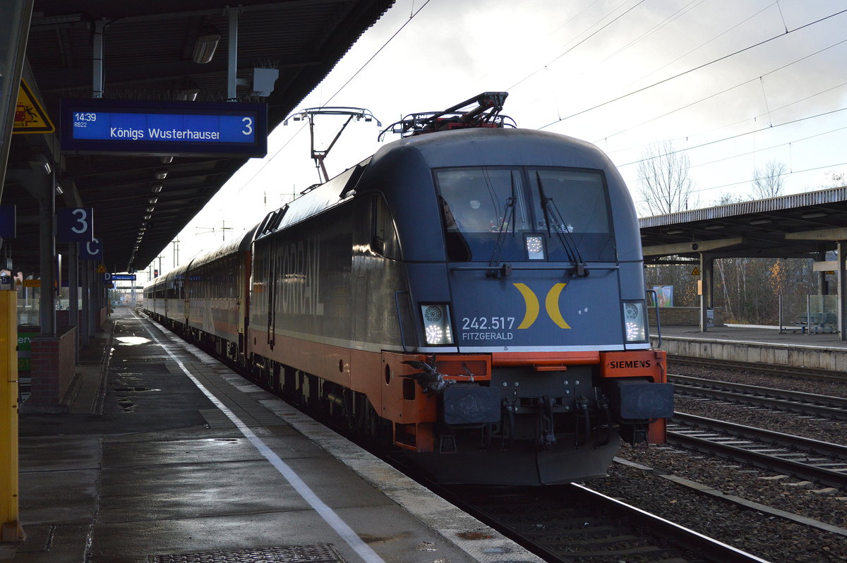 Überraschung, Locomore/Flix BUS mit der Hectorrail  FITZGERALD  242 517 und dem Zug aus Stuttgart beim Kurzhalt/Durchfahrt Bf. Flughafen Berlin-Schönefeld,  04.12.17
