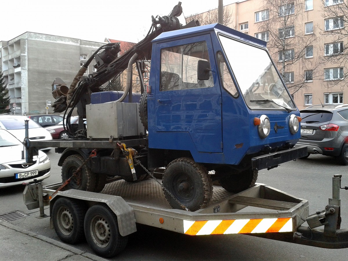 Ungewöhnlich, ein Multicar mit Drehbohrsystem auf einem Hänger an einem Baulaster, 24.02.15 Berlin-Pankow.