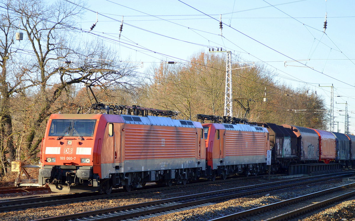 Ungewöhnlich viel Kraft für einen wie sich herausstellte recht kurzen gemischten Güterzug, die Doppeltraktion 189 060-7 + 189 056-5 zur Mittagszeit Richtung Königs Wusterhausen am 29.11.16 Berlin-Grünau.