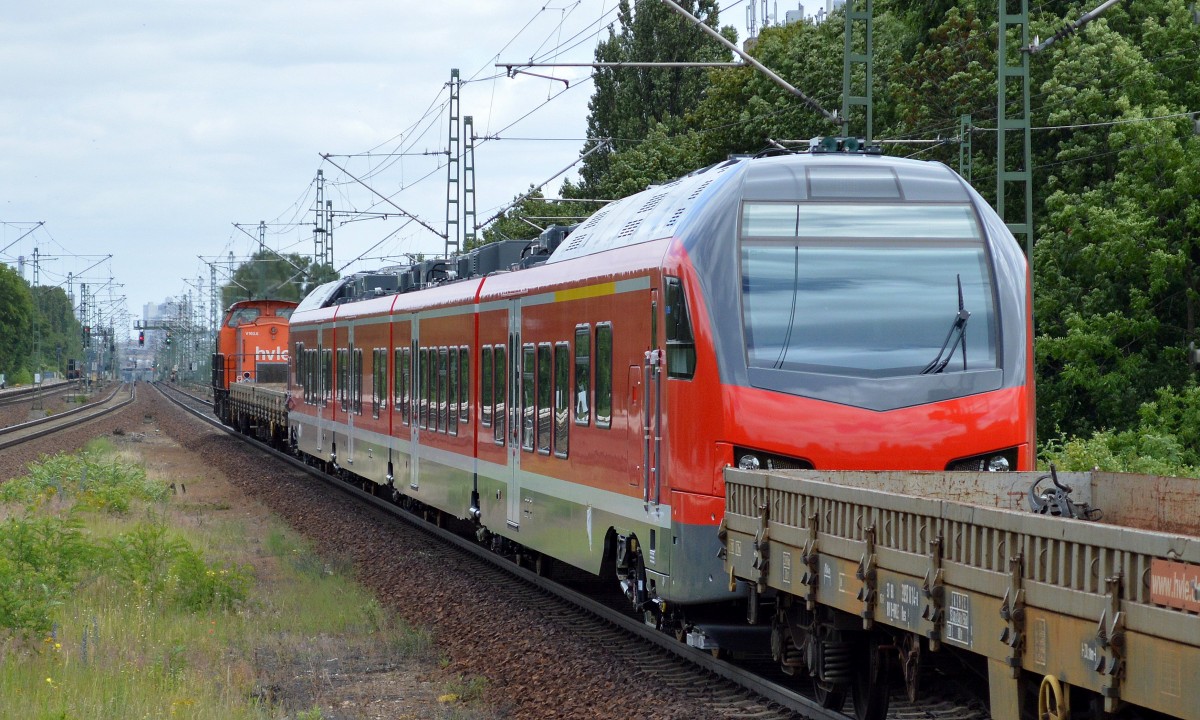 Unnummerierter fabrikneuer vierteiliger STADLER FLIRT der BR 428 für die DB Regio am 23.06.14 bei der Überführungfahrt durch hvle V160.6 bei der Ausafhrt Bhf. Berlin-Jungfernheide.