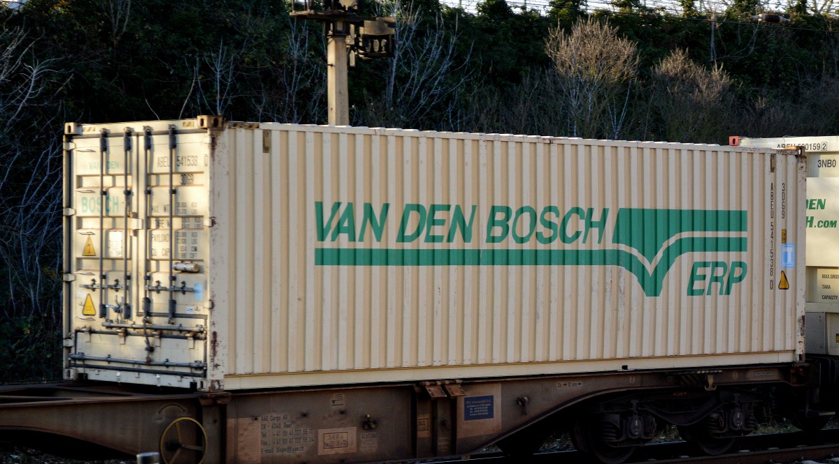 VAN DEN BOSCH/ERP Container am 10.12.15 Berlin-Hohenschönhausen.