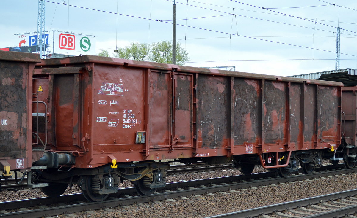 Vierachsiger, offener Güterwagen der DB mit der Nr. 31 RIV 80 D-DB 5403 031-3 Eaos-x 057 am 10.05.17 BF. Flughafen Berlin-Schönefeld.