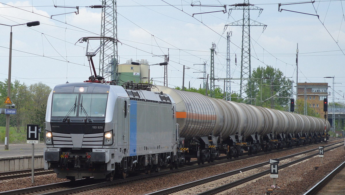 VTG Rail Logistics Deutschland GmbH mit der Railpool Vectron 193 826-5 [NVR-Number: 91 80 6193 826-5 D-Rpool, Bombardier Bj.2016) mit Kesselwagenzug (Propylenoxid) am 13.05.17 Bf. Flughafen Berlin-Schönefeld.
