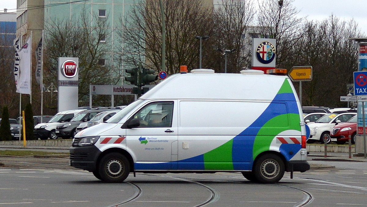 VW Transporter der Berliner Wasserbetriebe am 07.03.17 Berlin-Marzahn.