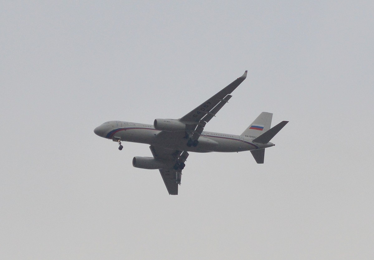Wahrscheinlich politischer Besuch, die russische Russia State Transport Company mit der Tupolew TU-204-300 (RA-64057) beim Landeanflug Flughafen Berlin-Tegel am 06.11.15 über Berlin-Pankow.