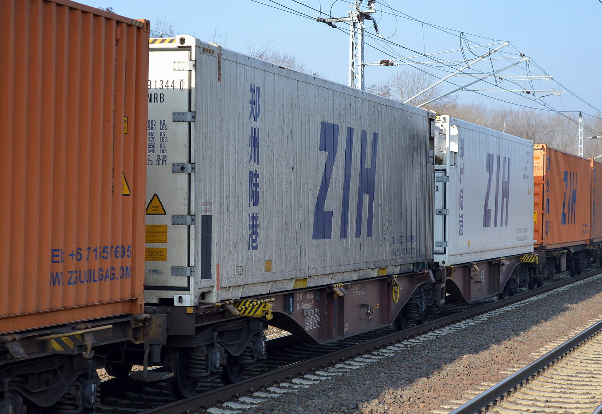 Weiße Container aus China vom ZIH China-Europe Railway Express am 16.02.17 Bf. Berlin-Hohenschönhausen.
