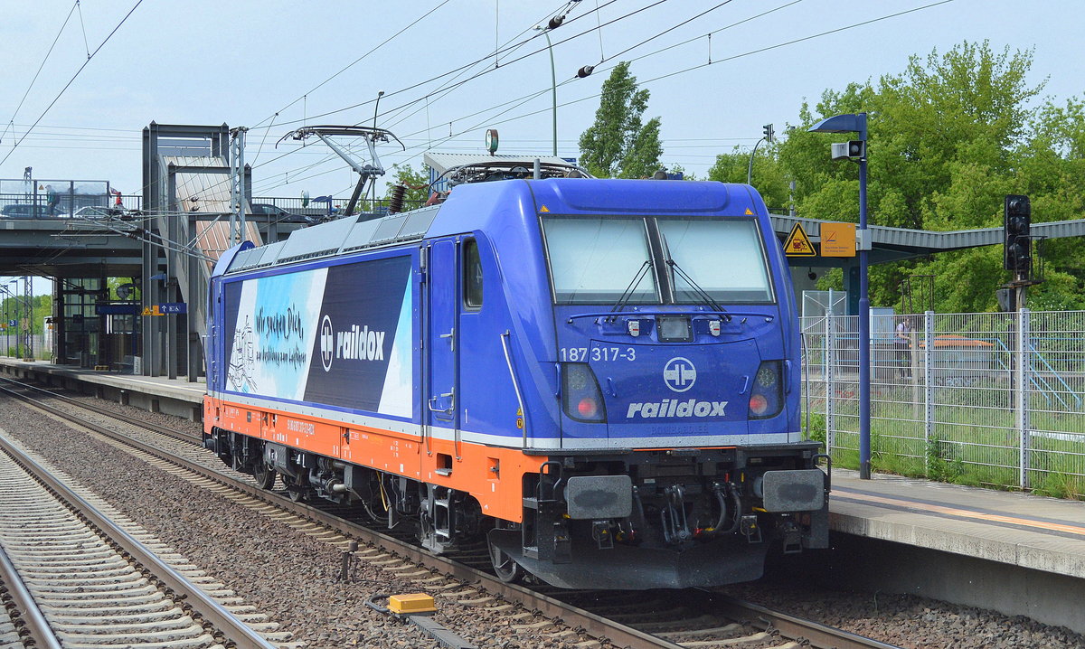 Zu diesem Zeitpunkt noch ganz neu und glänzend, die neue Raildox 187 317-3 am 23.05.17 Berlin-Hohenschönhausen.