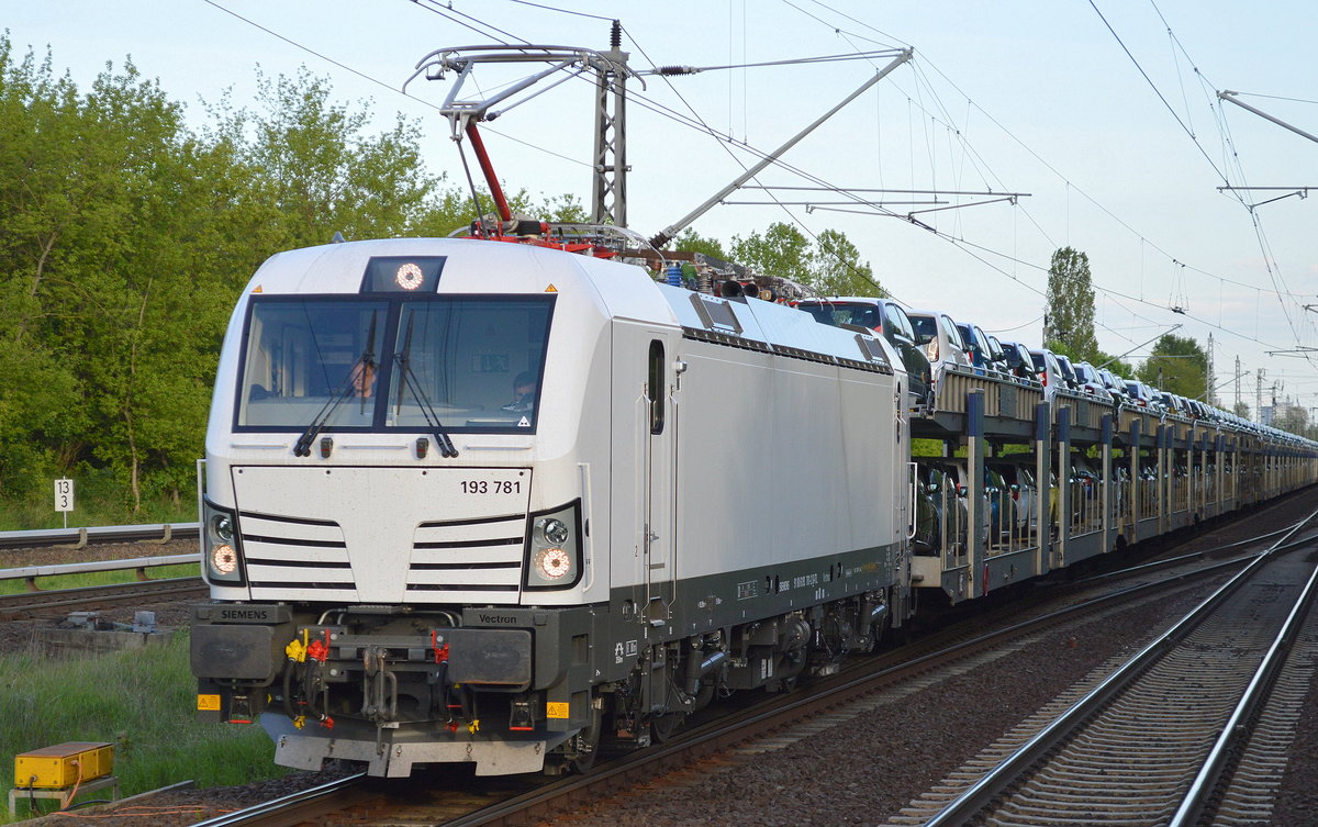 Zufallstreffer, zu diesem Zeitpunkt noch in weiß unterwegs kurz bevor sie die Captrain-Beklebung erhielt, die neu ausgelieferte Vectron 193 781-2 für ITL mit Kesselwagenzug (leer) Richtung Stendell am 15.05.17 Berlin-Hohenschönhausen. 