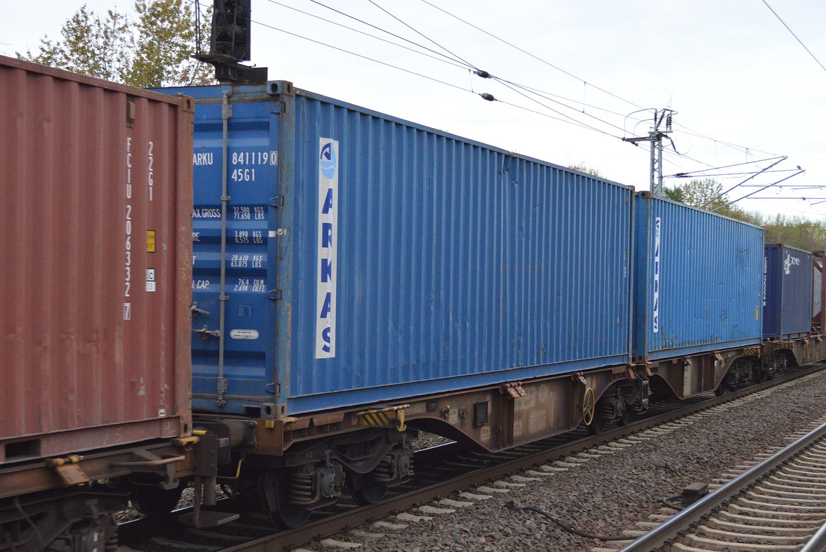 Zwei blaue 40’ Standard Container der türkischen Arkas Container Transport S.A. am 07.11.17 Berlin-Hohenschönhausen.