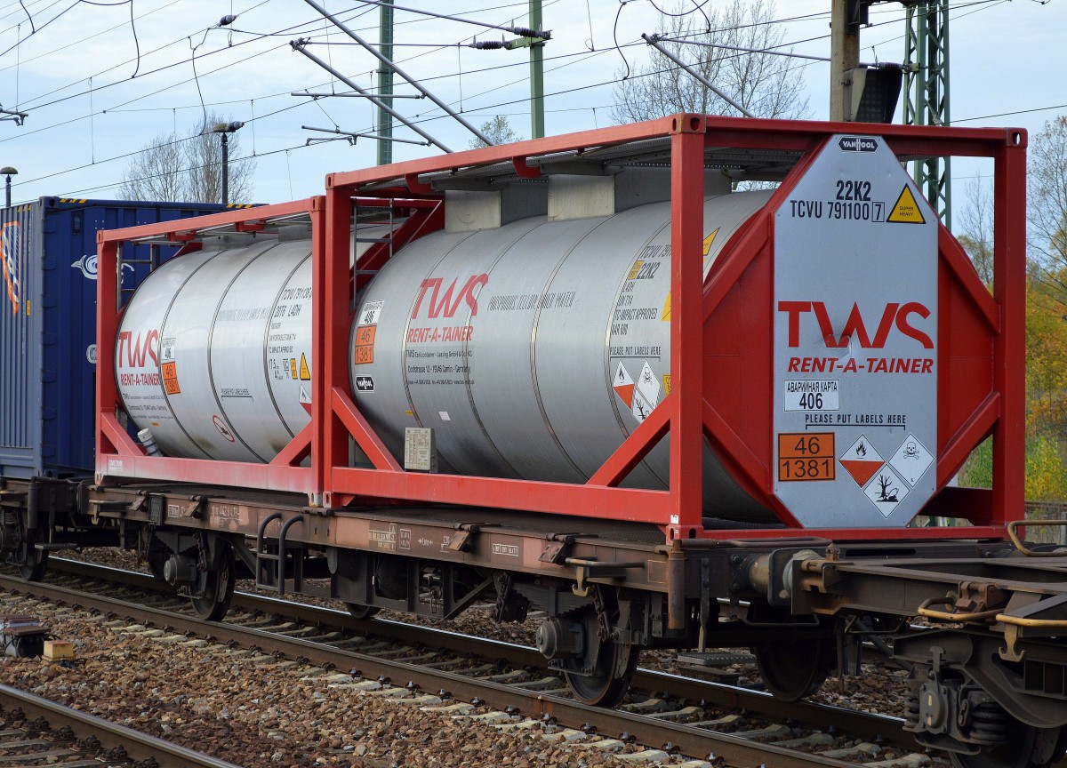 Zwei TWS RENT-A-TAINER Kesselcontainer für den Transport von Phosphoer siehe UN-Nr. 46/1381 am 03.11.14 Bhf. Flughafen Berlin-Schönefeld.