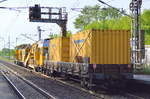 SGL - Schienen Güter Logistik GmbH mit der V 180.08 (92 80 1203 005-4 D-SGL, LEW Bj.1973] und einer Schotterreinigungsmaschine von EUROPOOL + Drehgestell-Flachwagen mit Werkzeugcontainern der FA.
