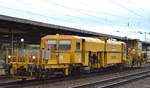 DB Bahnbau Gruppe mit der Gleisstopfmaschine P&T 08-275 UNIMAT 3S (USM 165) und der Schotterplaniermaschine P&T SSP 110 SW (SSP 371?) am 11.11.17 BF. Flughafen Berlin-SChönefeld.