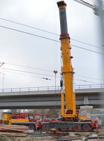LIEBHERR/527365/die-fa-mobi-hub-aus-berlin-beim Die Fa. MOBI-HUB aus Berlin beim Aufbau ihres LIEBHERR LTM 1500 (8 Achsen), hier hebt er gerade seine eigenen Ballastgewichte zum Heckanbau, Großbaustelle Berlin-Ostkreuz. Es stehen mal wieder tonnenschere Stahlbrückensegmente zum Einheben an 11.11.16 