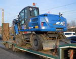 ATLAS/532119/ein-blauer-atlas-140w-mobilbagger-einer Ein blauer ATLAS 140W Mobilbagger einer Baufirma am 16.12.16 auf einer Ladebrücke
Berlin-Friedrichsfelde.

