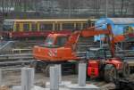 Dieser ältere orange KOMATSU PW 130 Mobilbagger ist im Moment am S-Bahnbetriebswerk Berlin-Friedrichsfelde tätig, 14.12.15