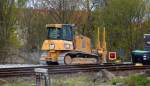 Gleisbauarbeiten zwischen Berlin-Schöneweide und Berlin-Baumschulenweg, Mitbaumaschine eine CAT D6K Raupe am 11.04.14