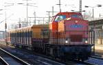 LOCON 215 (92 80 1203 141-7 D-LOCON) �berf�hrt ein von den ehemals z-gestellten Berliner S-Bahn Vietelz�gen der BR 485/885, die wieder f�r den Regeldienst fit gemacht wurden, da es nachwievor an Triebz�gen bei der Berliner S-bahn mangelt, es handelt  ...