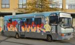 Dieser betagte Bus (MB Typ?) mit Graffiti-Bemalung und Frontbeschriftung Manege macht STARTKLAR der als Begegnungs- und Beratungsbus der Fa. Manege gGmbH gehrt stand am 27.10.15 Berlin-Hellersdorf. 
