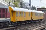 Zwei gelbe DB Bahndienstwagen der DB Bahnbau Gruppe vorne der Wagen 75 80 D-DB 2329 176-1 und dahinter 75 80 D-DB 2811 166-7 gezogen von 232 550-4 am 07.04.14 Berlin-Karow.