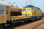 Im Gleisbauzug der DB Bahnbau Gruppe gleich hinter 233 493-6 ein Flachwagen mit der Nr.