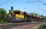 Diverse Gleisbaufahrzeuge und-maschinen/584533/bamowag-5422-der-db-bahnbau-gruppe BAMOWAG 54.22 der DB Bahnbau Gruppe (GKW 306) mit einigen SChotterwagen am 15.06.17 Berlin-Wuhlheide.