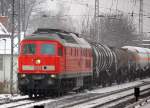 233 127-0 mit einem gemischten Kesselwagenzug Richtung Schwedt ber Bernau, 23.12.10 Berlin-Karow.