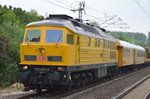 DB Bahnbau Gruppe mit 233 493-6 und einem Gleismaschinenzug zur Gleisbettreinigung mit Materialförder- und Siloeinheiten + Gleisbettreinigungsmaschine vom Typ RM 801-2 und diversen