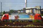 101 122-0 präsentiert ihr Werbemotiv bei der Vorbeifahrt mit der S-Bahn (Fensterbild) am Betriebswerk Berlin-Rummelsburg am 07.08.15