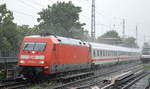 IC nach Stralsund mit 101 016-4 bei sintflutartigem Regen am 29.06.17 Berlin-Karow.