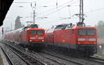 Begegnung von zwei Regionalzügen der Linie RE3 Richtung Berlin und Gegenrichtung Nordosten mit 112 118 und 112 115 am 29.06.17 bei sintflutartigem REgen in Berlin-Karow.