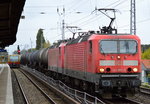 Noch im DB Kleid aber vermutlich auch für die Tochter-EVU RBH im Einsatz, diese 143ér Doppeltraktion mit 143 860-5 + 143 ???-? mit Kesselwagenzug am 06.10.16 Berlin-Karow.