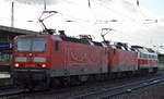 Lokzug mit der Doppeltraktion 143 019-8 + 143 558-5 mit 232 128-9 am Haken am 04.12.17 Bf. Flughafen Berlin-Schönefeld.