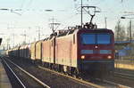 Doppeltraktion 143 019-8 + 143 065-2 mit gemischtem Güterzug am 07.12.17 Bf. Flughafen Berlin-Schönefeld.
