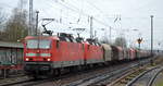BR 143/598031/doppeltraktion-143-807-6--143-152-7 Doppeltraktion 143 807-6 + 143 152-7 mit langem gemischtem Güterzug Richtung Frankfurt/Oder am 31.01.18 Berlin-Hirschgarten.